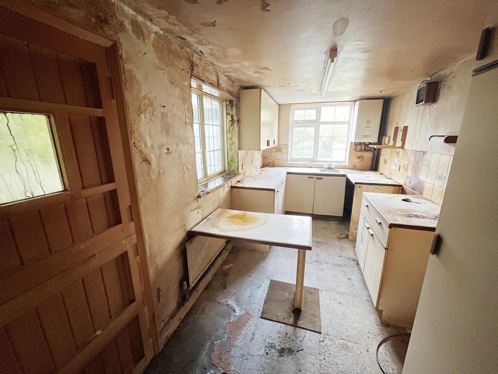 Lot: 66 - THREE-BEDROOM HOUSE FOR REFURBISHMENT/REPAIR - Kitchen with access to garden